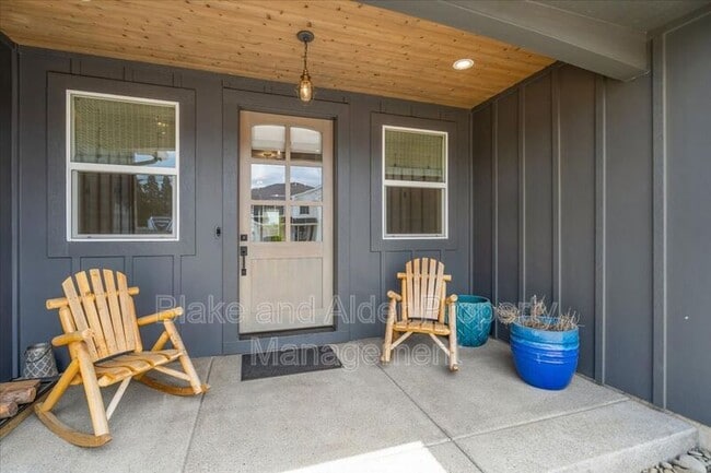 Building Photo - 496 NW Cascade Mountain Dr