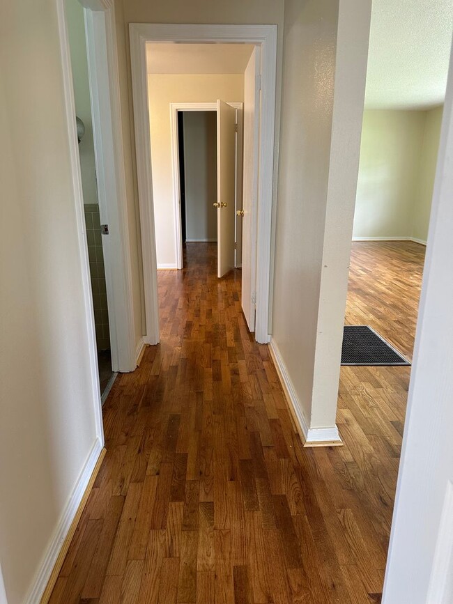 Building Photo - 3 Bedroom 2 bathroom home central air and Heat.