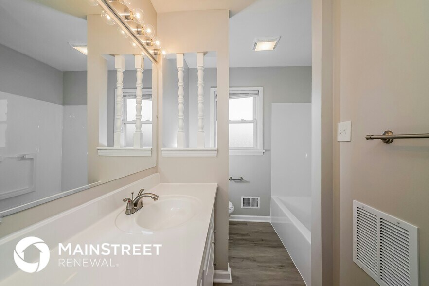 Building Photo - 8000 Cloverport Ct