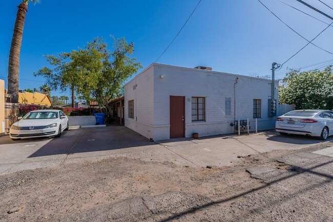 Building Photo - Two Bedrooms - Central Phoenix!