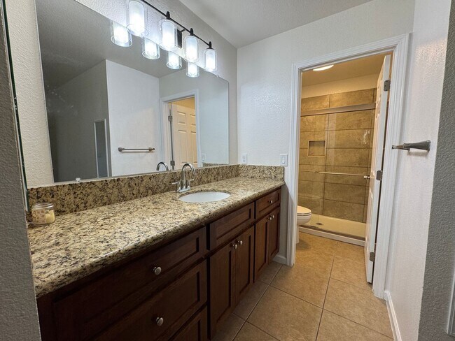 Building Photo - 3 Bed, 2 Bath Duplex in Quail Lakes Aea