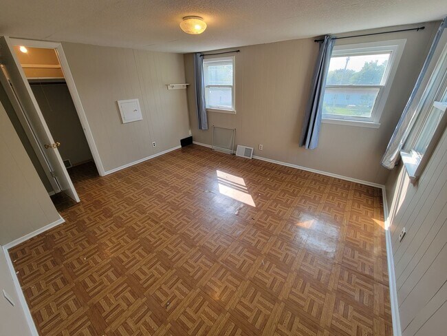 Building Photo - AVAILABLE AUGUST 15th - 4 Bed 3 Bath w/ Spacious Back Deck - SHORT TERM LEASE TILL END OF APRIL