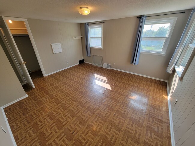 Building Photo - AVAILABLE September 1st- 4 Bed 3 Bath w/ Spacious Back Deck - SHORT TERM LEASE TILL END OF APRIL