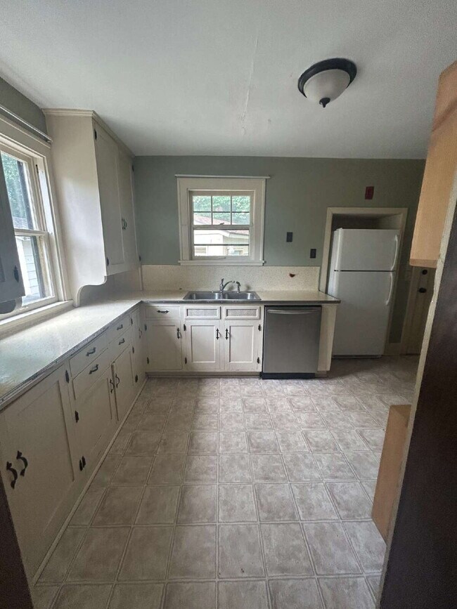 Building Photo - 4 Bedroom, 1.5 Bathroom - Available Now!