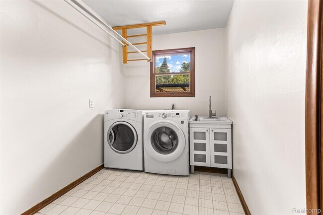 Building Photo - 3312 Palm Aire Ct