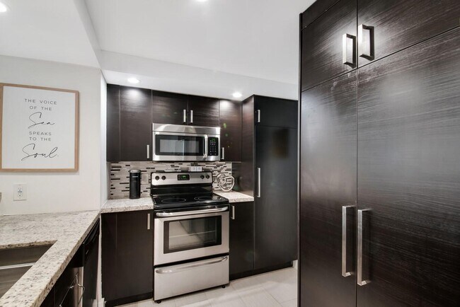 Building Photo - 1147 Hillsboro Mile