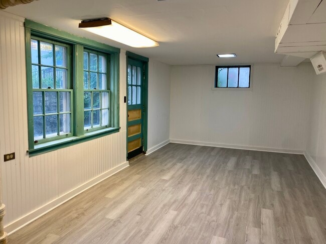 Building Photo - 537 N Washington St