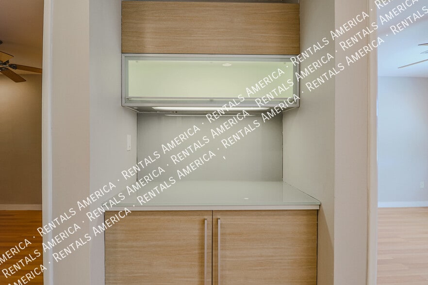 Building Photo - 1850 E Maryland Ave