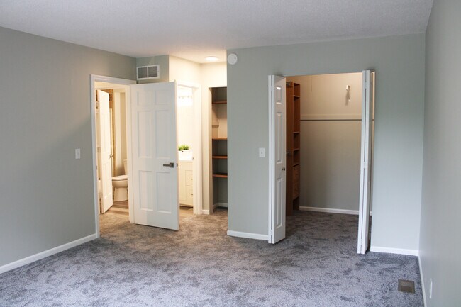 Building Photo - 6135 Sawmill Woods Dr