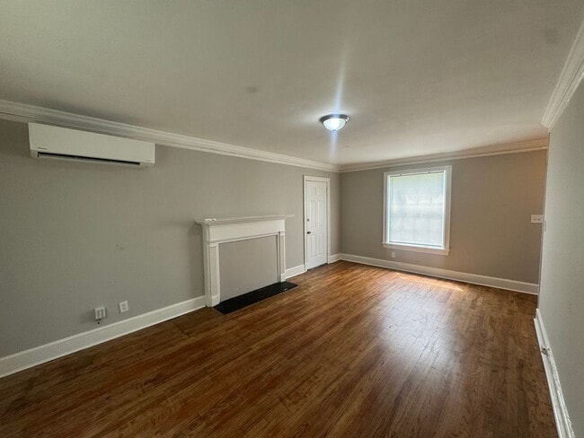 Building Photo - Narrow Lane Home