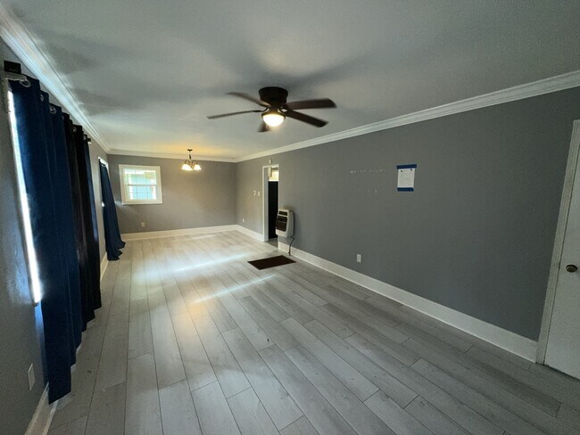 Building Photo - 3030 Oak Forest Dr