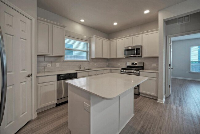 Building Photo - 913 Fortrose Ter