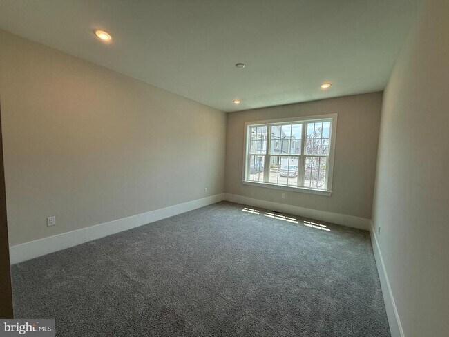 Building Photo - 1404 Justin Dr