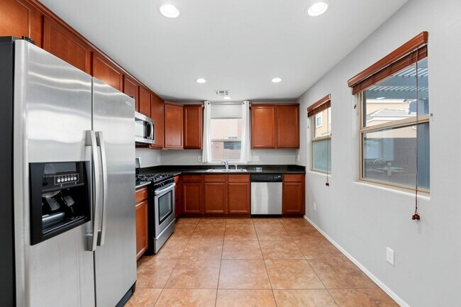 Building Photo - 2220 S Ponderosa Dr