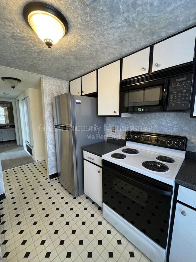 Building Photo - 9817 E Peakview Ave