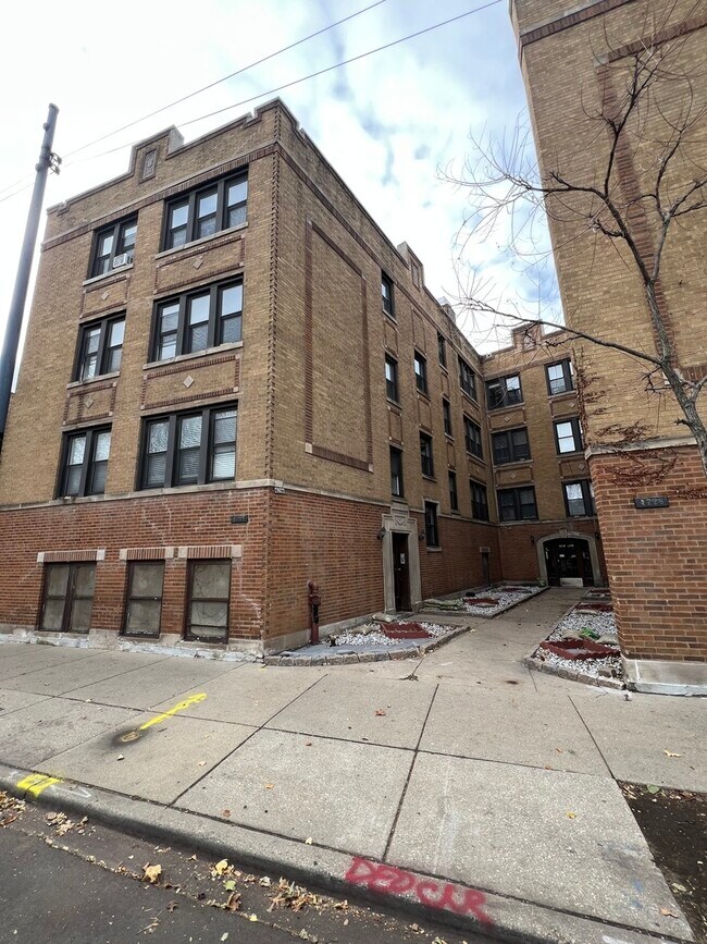 Building Photo - 4218 N Clark St