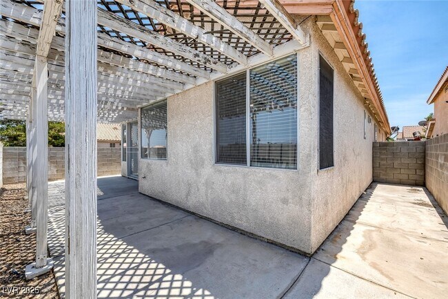 Building Photo - 6520 Lombard Dr