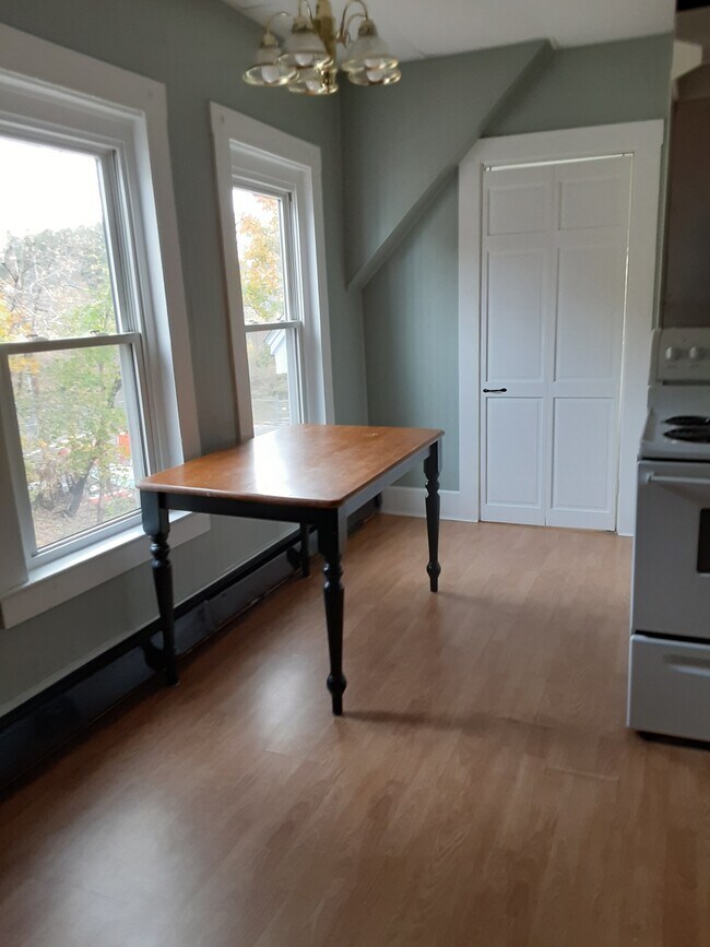 Kitchen - 9 Halifax St