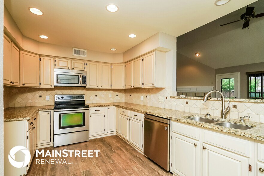 Building Photo - 1617 Palisades Dr