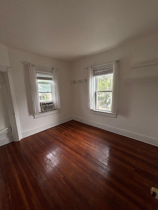 Building Photo - 4 Bedroom 2 bath ready Immediately