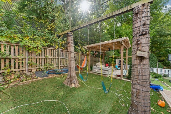 Building Photo - Charming 4 bedroom 3 bathroomSingle-Family Home for Rent! Discover your dream home with this stun...