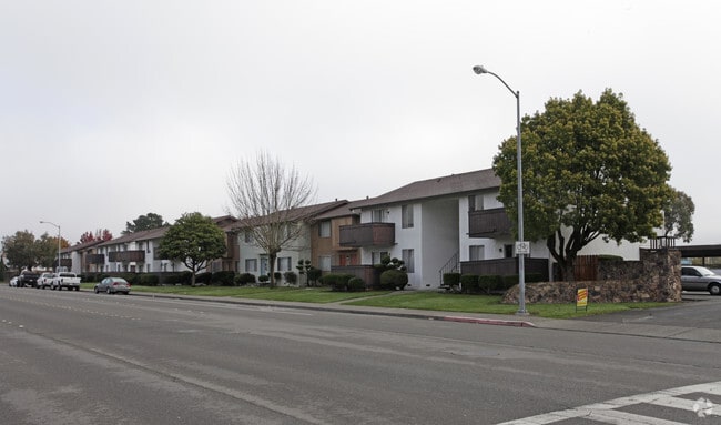 Exterior Photo - Baywood Arms