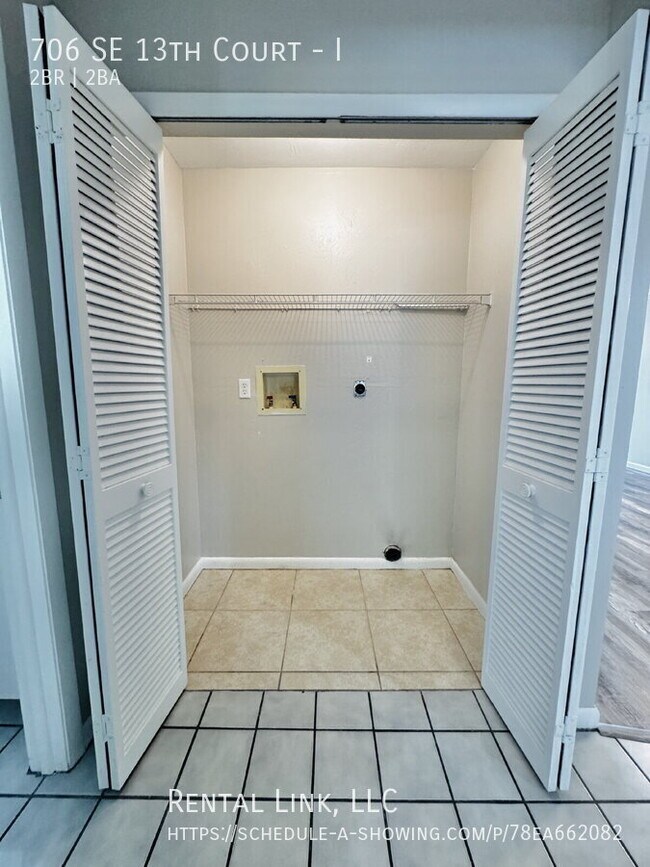 Building Photo - 706 SE 13th Ct