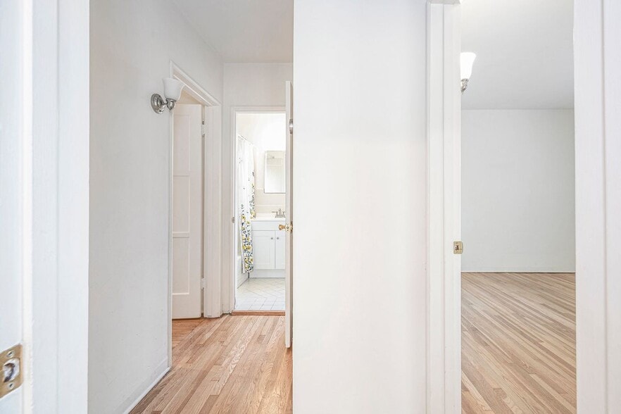 Building Photo - 2206 N Orchard Dr