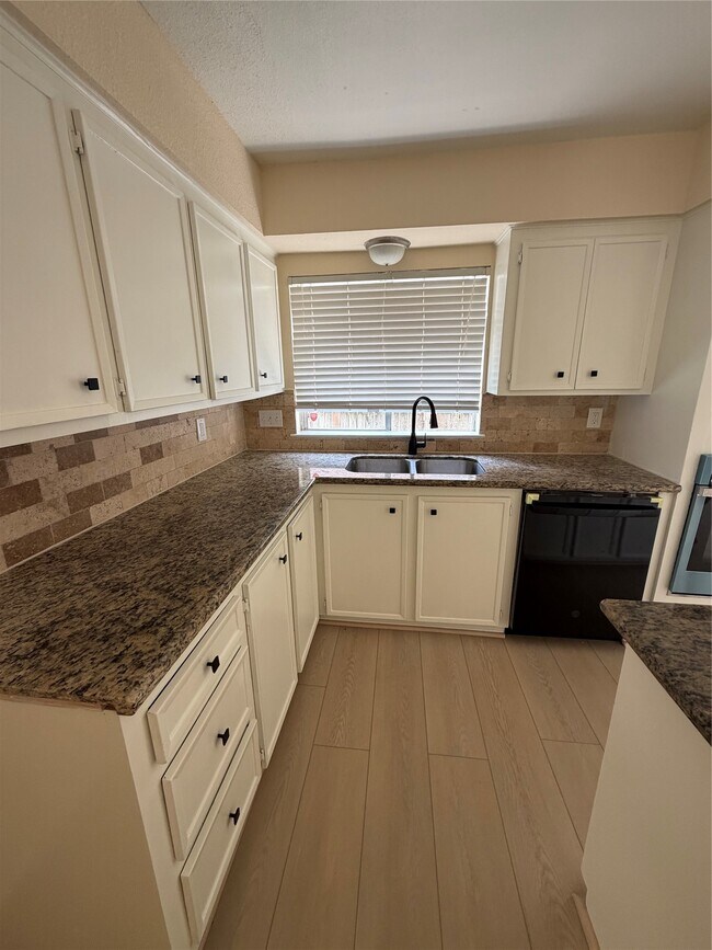 Building Photo - 930 Mesa Terrace Dr