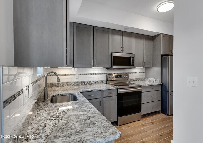 Building Photo - 25 Lawrence St