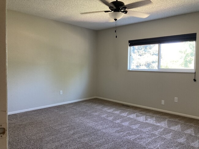 Building Photo - 5480 Descanso Cir W