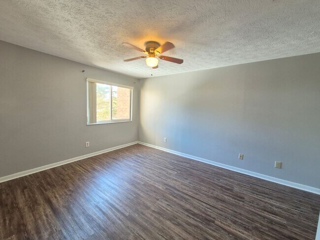 Building Photo - 10 Creekwood Dr