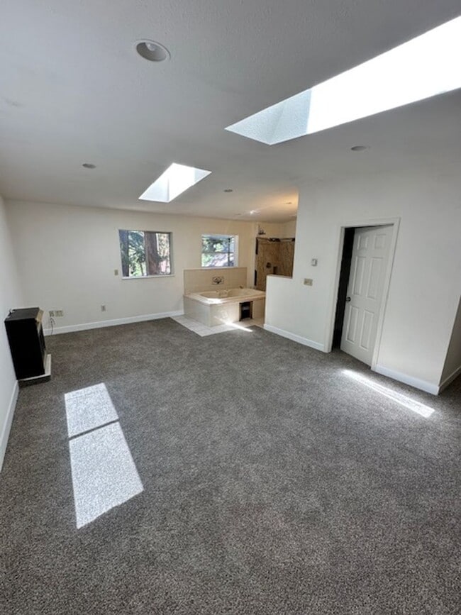 Building Photo - Newly updated pet friendly 4Bd 3Ba home! C...