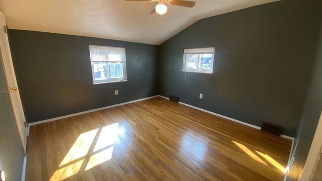 Building Photo - 121 Lois Dr