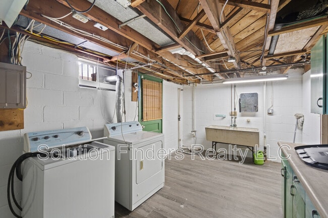 Building Photo - 305 Capitol Ct