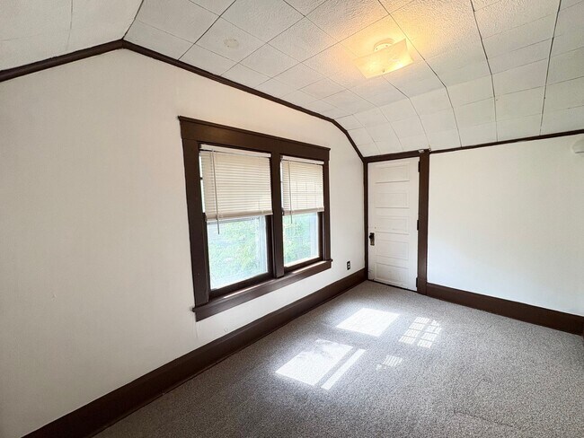 Building Photo - 604 E Emerson St