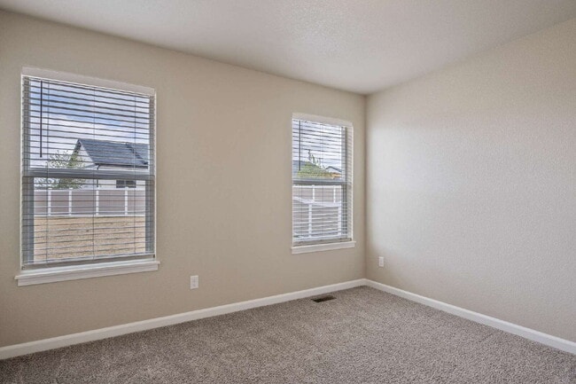 Building Photo - Like New Single Family Home!