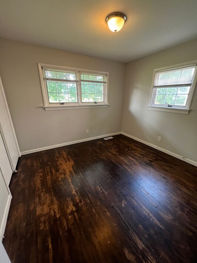 Building Photo - Move in Ready! $1,000 security deposit Pay...