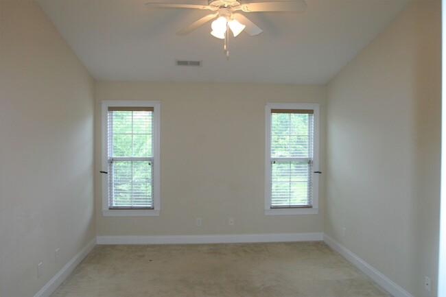 Building Photo - Renovated Townhouse In Winston-Salem