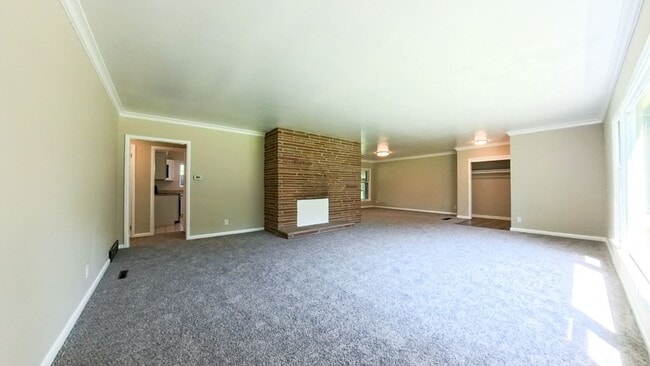 Building Photo - Spacious 3 Bedroom 1.5 Bath Home- Located ...
