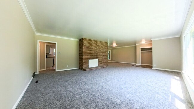 Building Photo - Spacious 3 Bedroom 3 Bath Home- Located on...