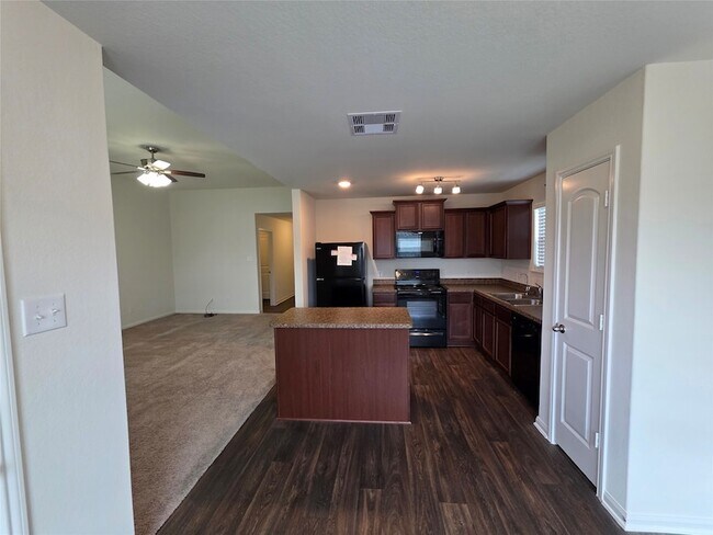 Building Photo - 723 Crystal Lakes Dr
