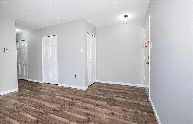 Building Photo - Bright & Spacious Unit with Natural Light