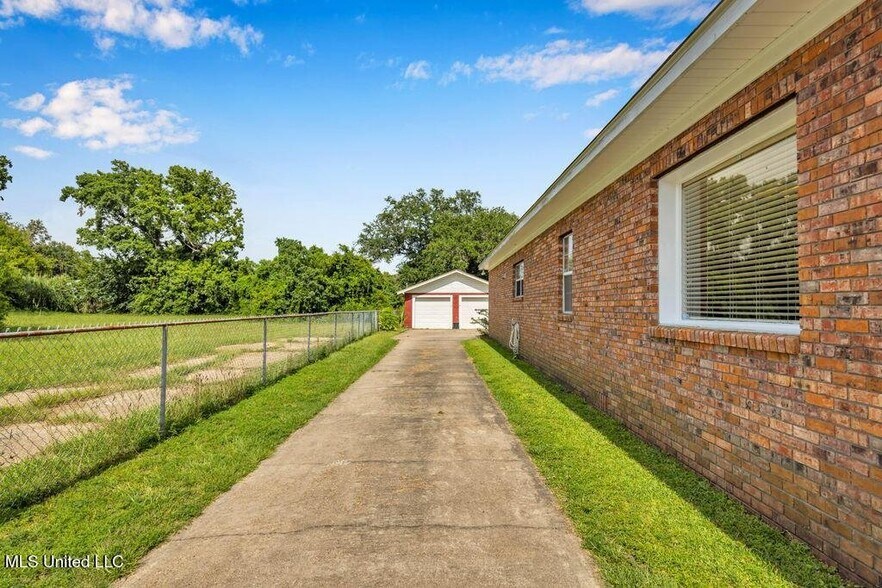 Building Photo - 172 Hoxie St