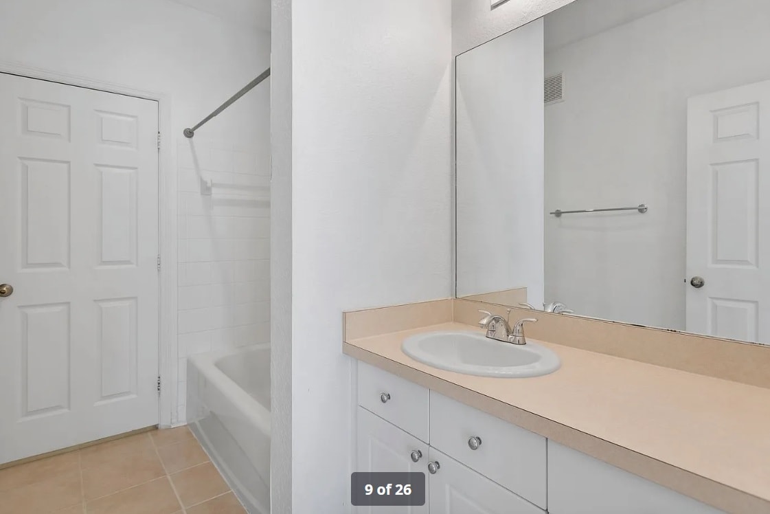 Building Photo - 18001 Richmond Pl Dr