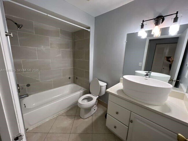 Building Photo - 9999 Summerbreeze Dr