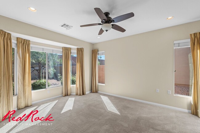 Building Photo - Sun River 2 Bedroom Home with Bonus Den! F...