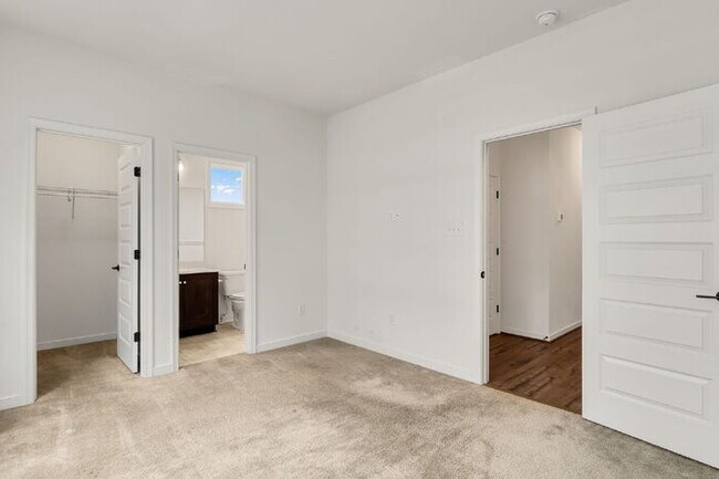 Building Photo - Modern End-Unit Townhome in Rocketts Landing – Prime Richmond Location