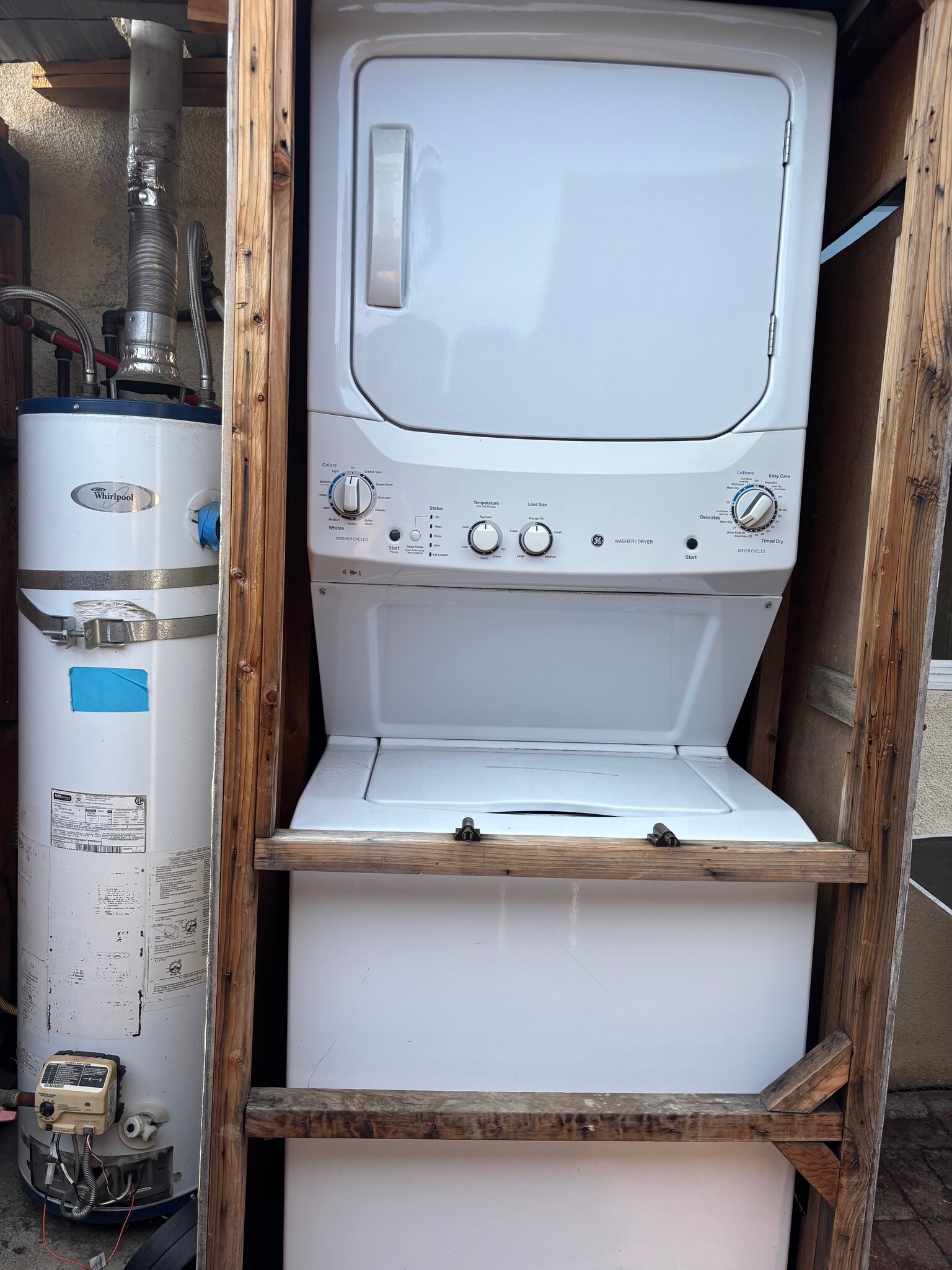 w/d combo & unit water heater - 16315 Rochlen St
