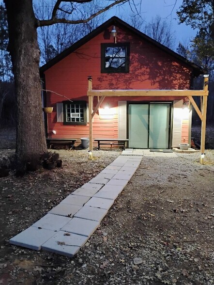 Building Photo - 1501 Hooks Lake Rd